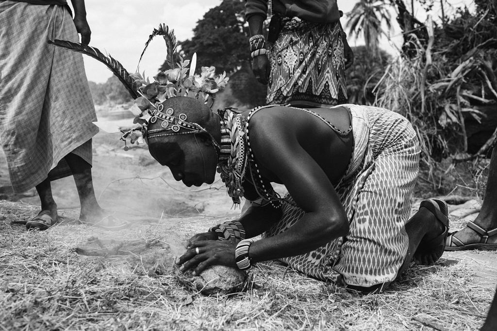 Kenya - Lewasso, the Masai preparing to get fresh honey