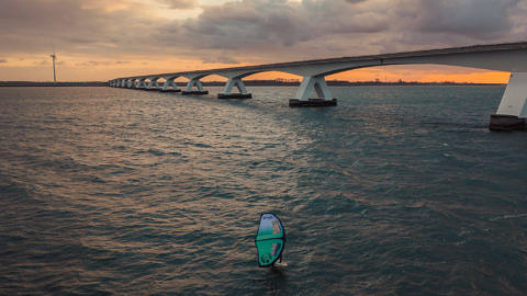 Annelous Zeelandbridge wingfoiling